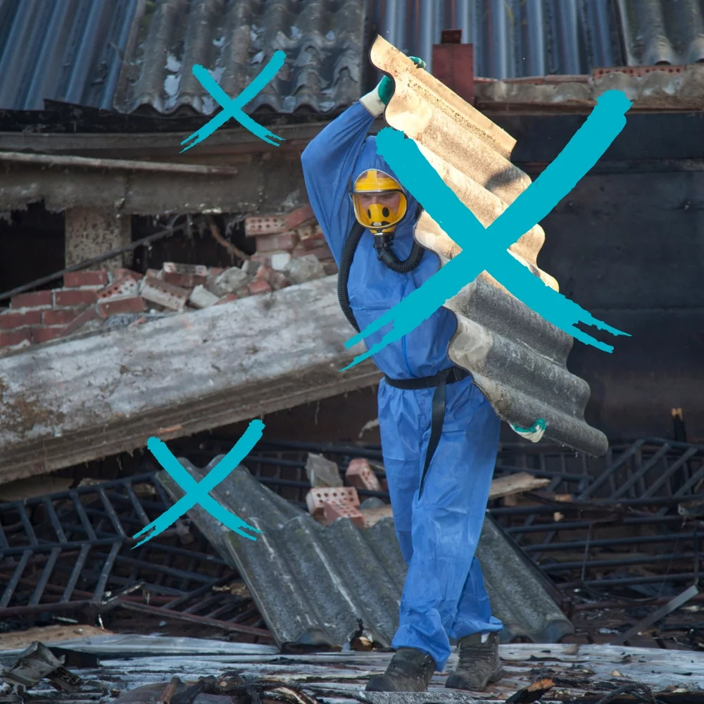 Pracovník odnášajúci azbestovú krytinu strechy